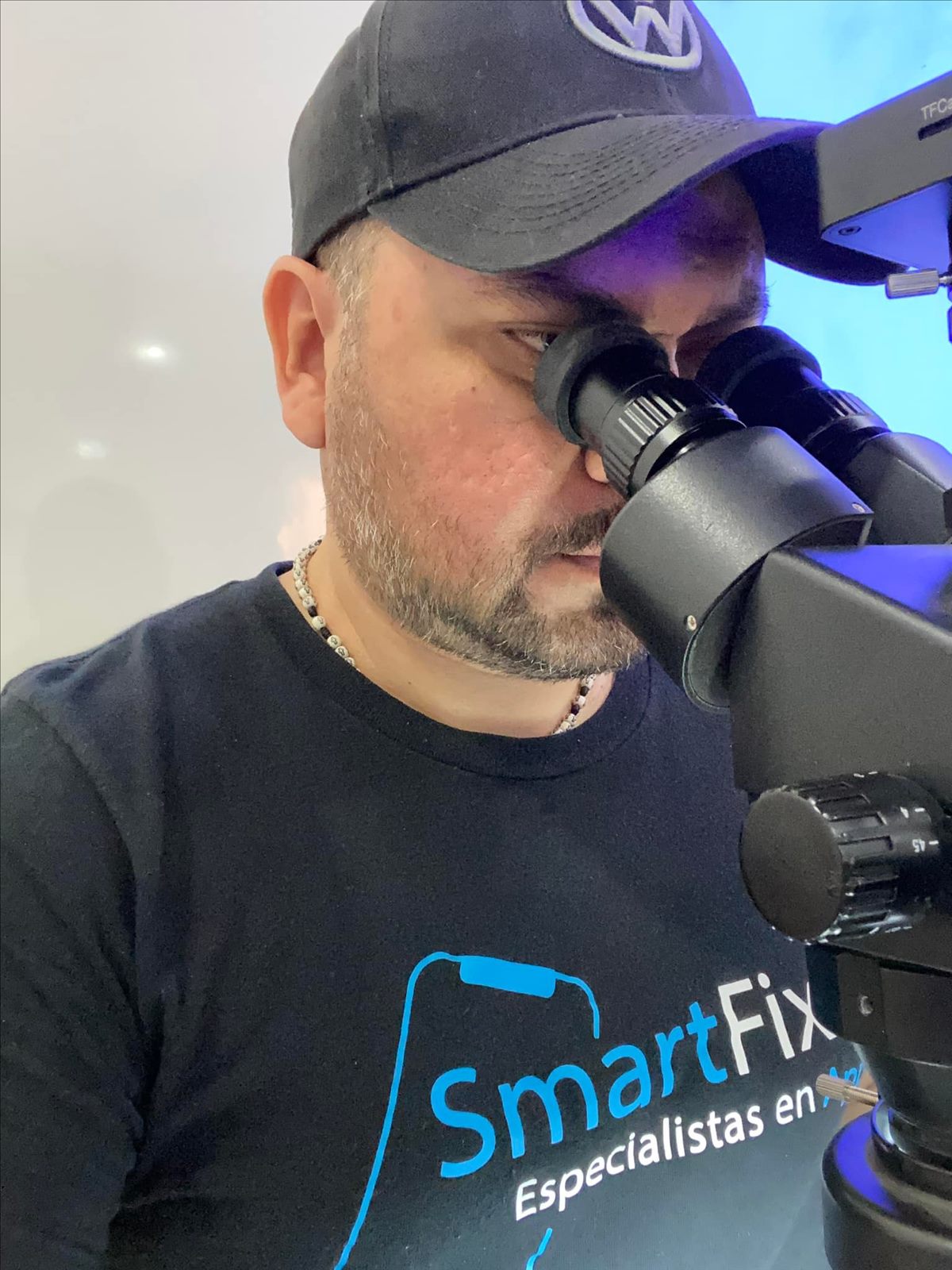 Jorge SmartFixes trabajando en microscopio de reparación